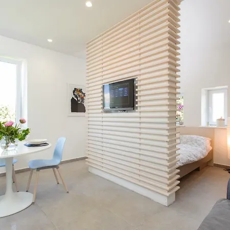 Mia Apartment Split
